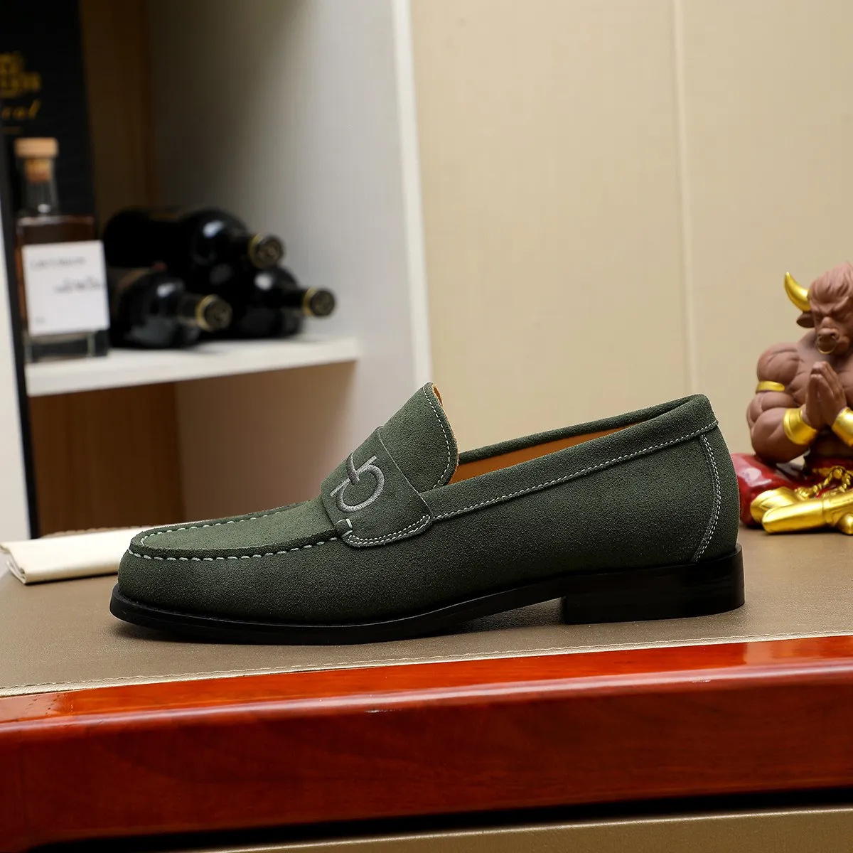 Men's shoes 💰460 🔥 Ferragamo new men's casual slip-on shoes 🇨🇳 Official website original 1:1 mold, original quality 💯 fine workmanship, high-end luxury ☘ The upper is made of imported Italian first-layer cowhide 🌴 Luxurious water dyeing 🐂 Leather lining 🍓 Rubber wear-resistant and non-slip outsole, breathable and comfortable to wear 🍍 The first choice for high-taste men, color optional! Code number 38-44 (45.46. Customized)